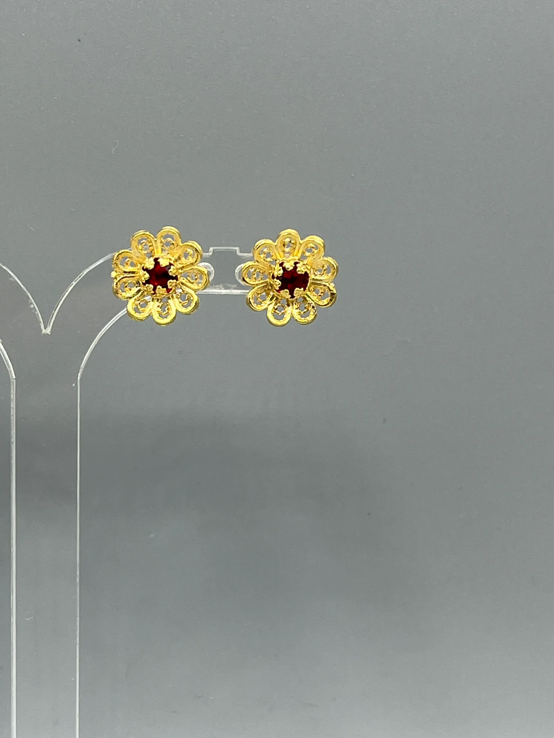 Pendientes dorados de filigrana FLORECILLA ROJA 1 Pendientes dorados de filigrana FLORECILLA ROJA